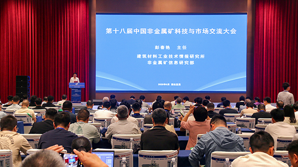 從石墨到石英，頂立科技裝備領(lǐng)航非金屬礦物材料制備新方向 (1).jpg